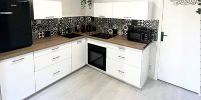 Cuisine équipée moderne avec crédence à motifs - Le Golf Balnéo - Cosy & SPA - Appartement