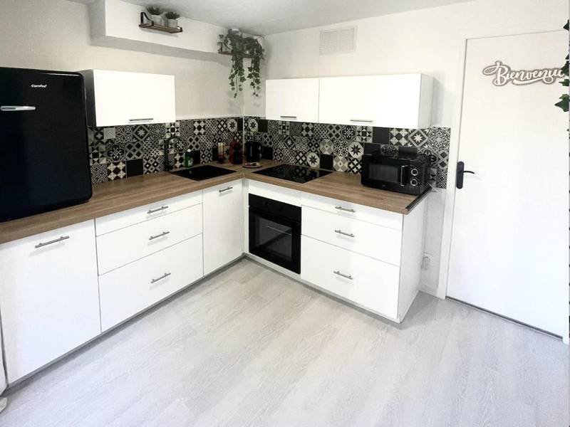 Cuisine équipée moderne avec crédence à motifs - Le Golf Balnéo - Cosy & SPA - Appartement