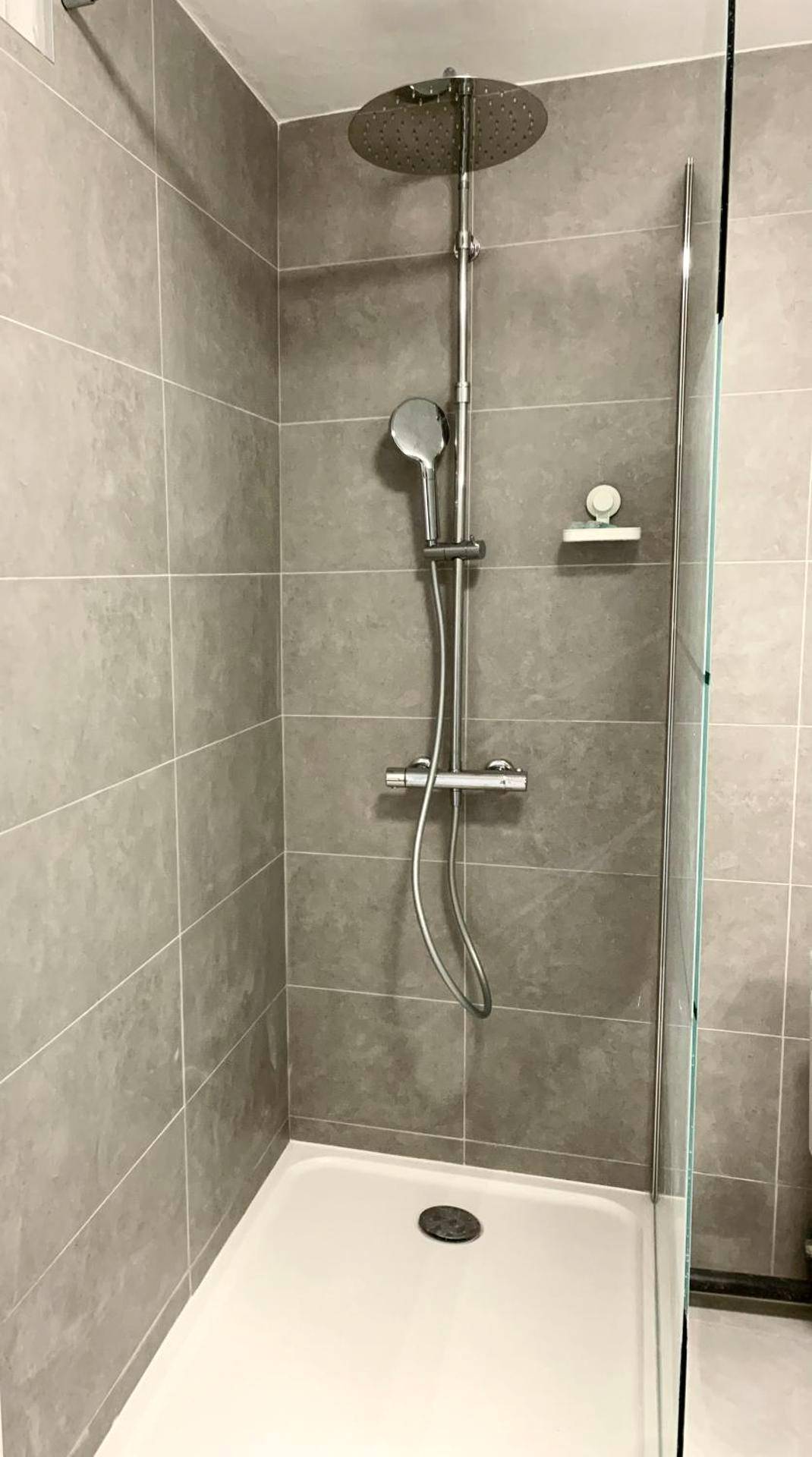 Douche à l'italienne avec colonne de pluie - Le Golf Balnéo - Cosy & SPA - Appartement