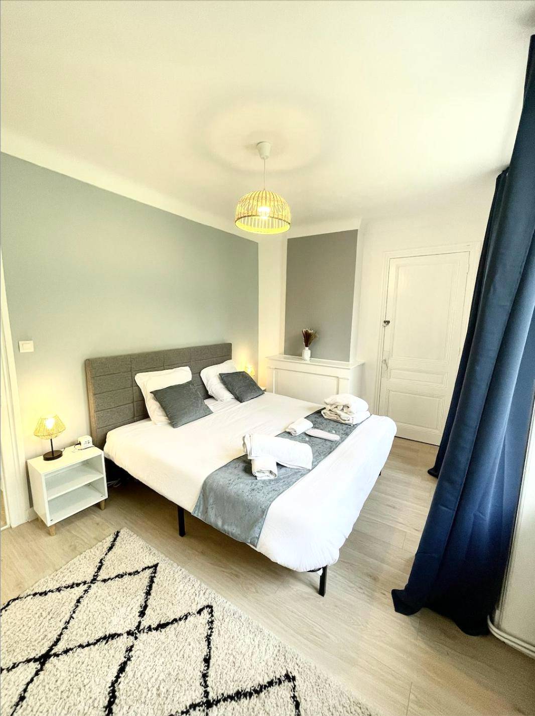 Chambre avec lit double et déco épurée - Le Golf Sauna - Cosy & SPA - 2 chambres - 4 pers