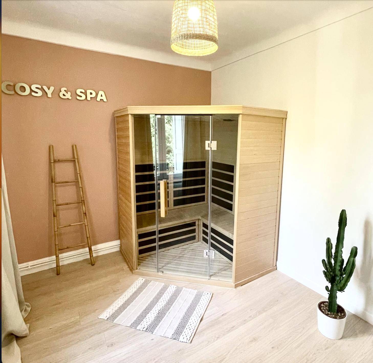 Sauna infrarouge en bois dans un coin détente - Le Golf Sauna - Cosy & SPA - 2 chambres - 4 pers