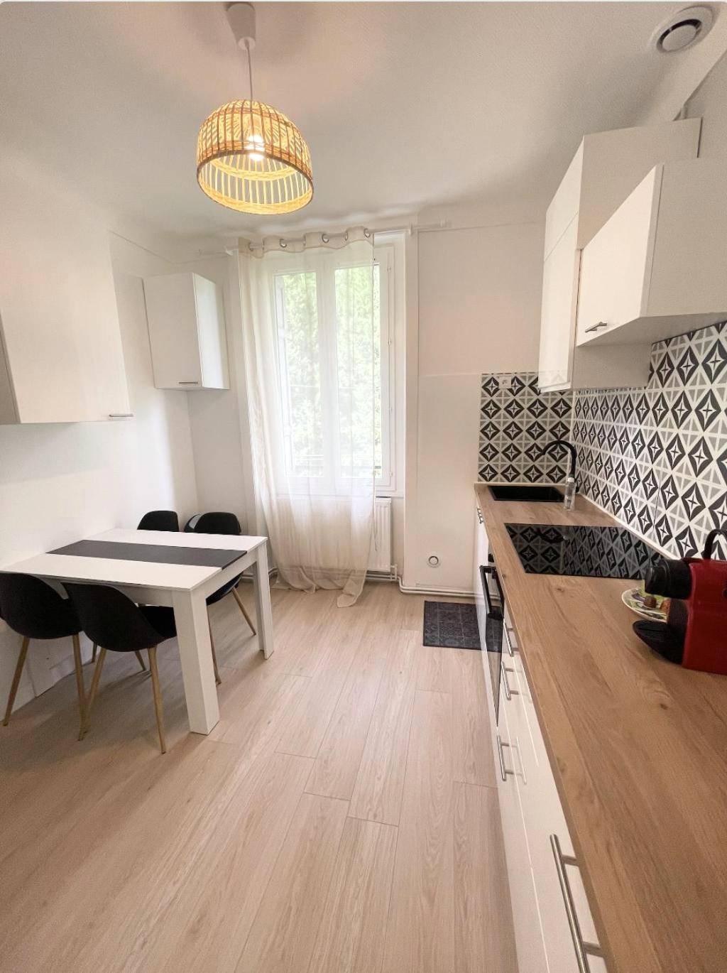 Cuisine équipée moderne avec coin repas - Le Golf Sauna - Cosy & SPA - 2 chambres - 4 pers