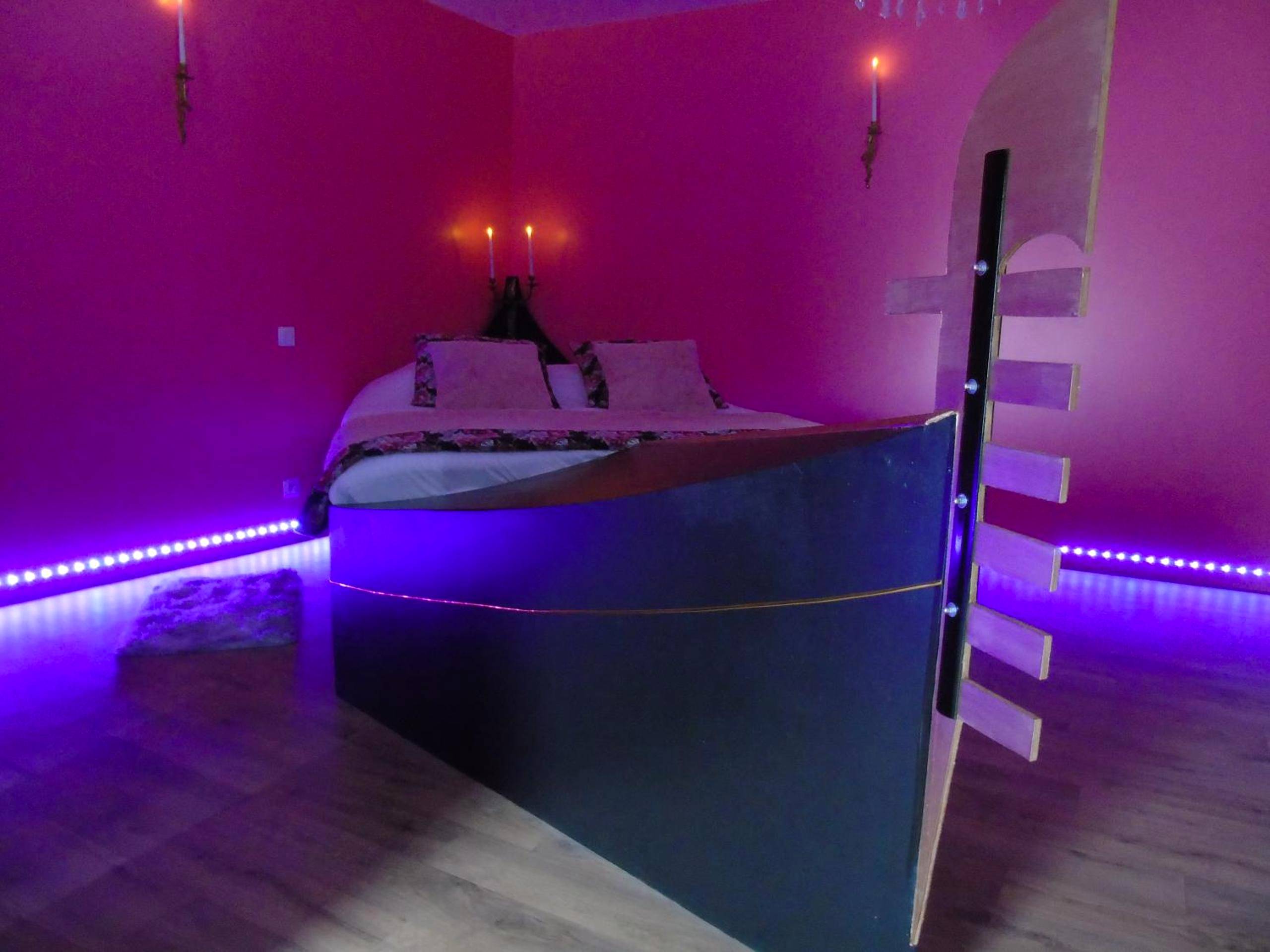 Lit en forme de gondole avec néons violets - Love Room Saint - Pierre - d'Amilly - love room La gondole du plaisir