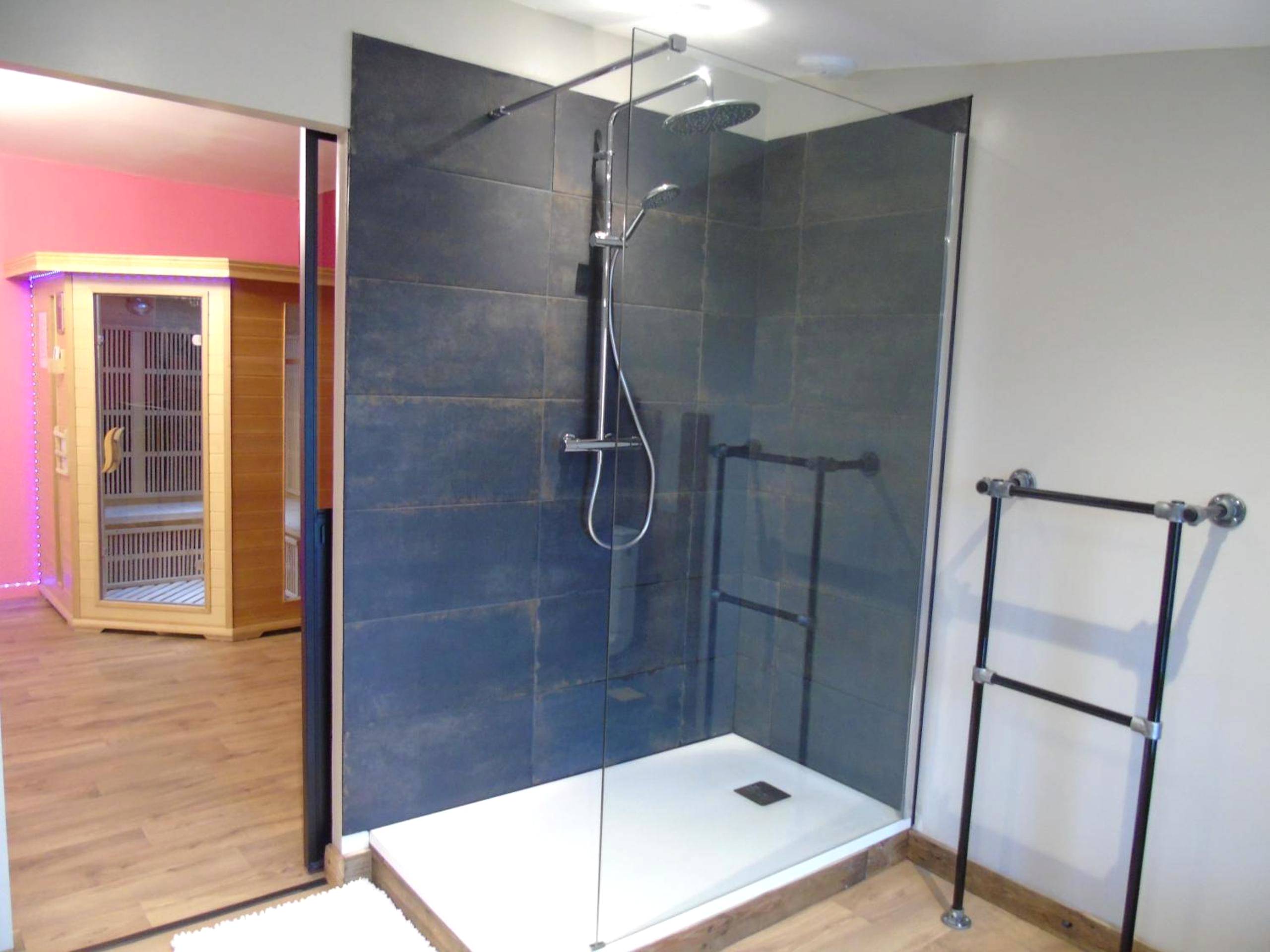 Douche à l'italienne et sauna en arrière - plan - love room La gondole du plaisir