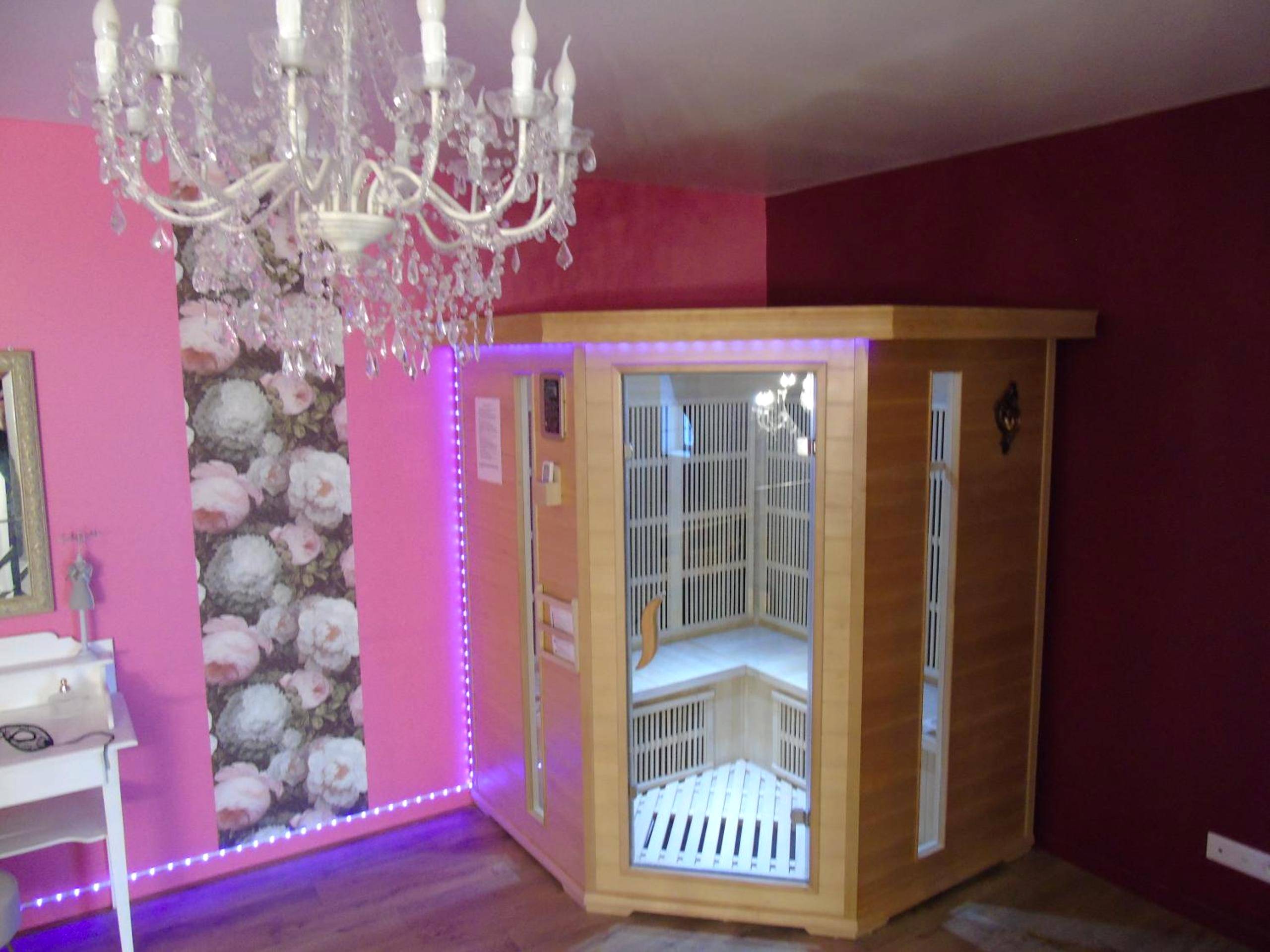 Sauna infrarouge d'angle et lustre à pampilles - love room La gondole du plaisir