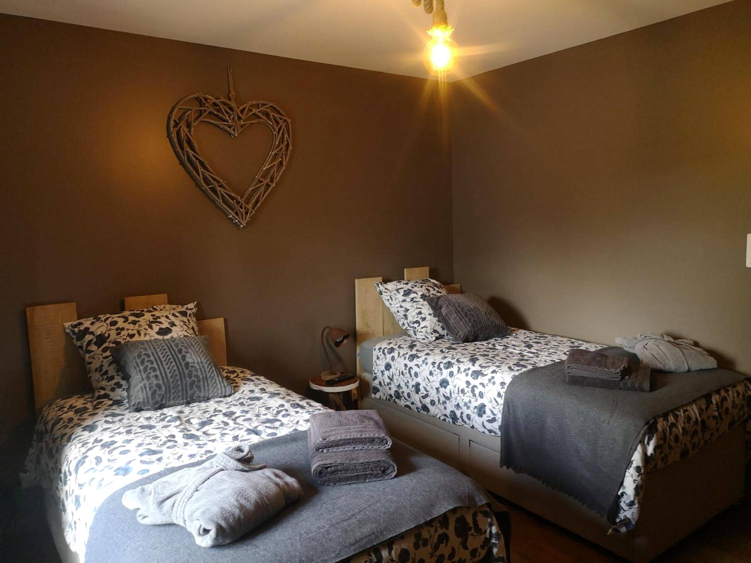 Chambre avec deux lits simples et cœur en osier - Gîte La Grange de La Trigalle avec spa professionnel privatif