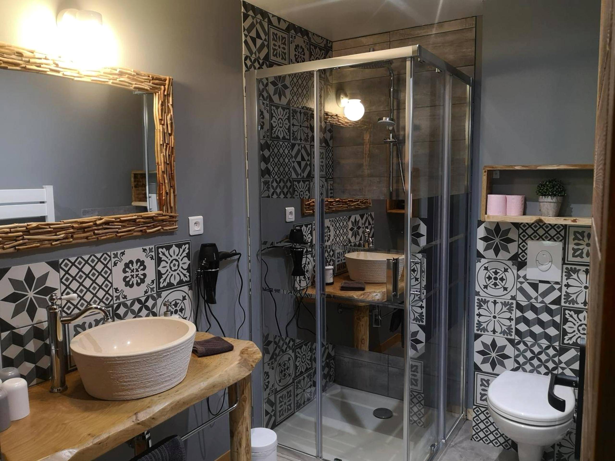 Salle de bain avec douche et carreaux de ciment - Gîte La Grange de La Trigalle avec spa professionnel privatif