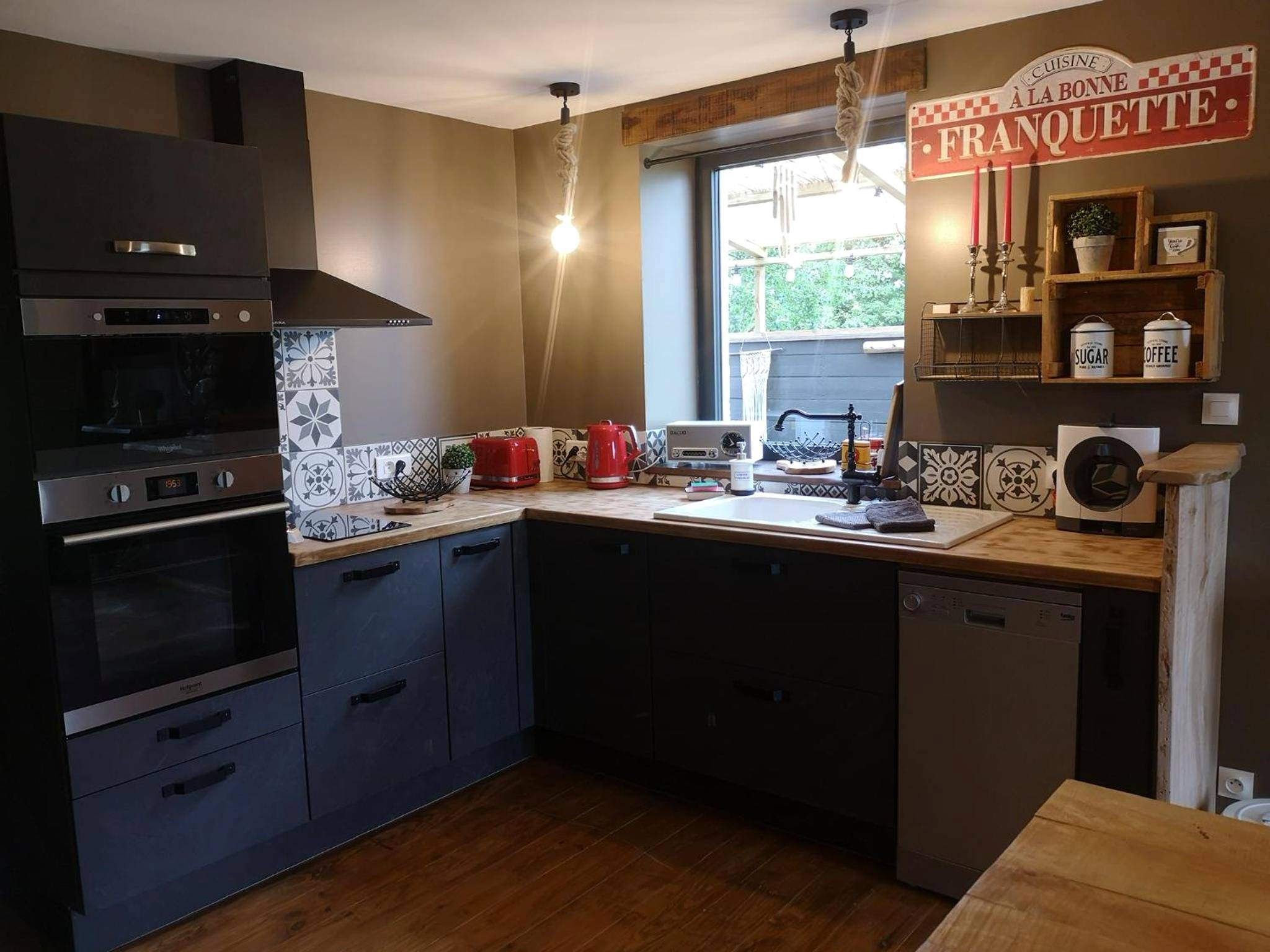 Cuisine équipée moderne avec plan de travail bois - Gîte La Grange de La Trigalle avec spa professionnel privatif