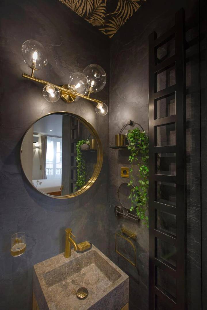Vasque en pierre et miroir rond doré - GuestReady - Oasis balinaise au cœur de Paris