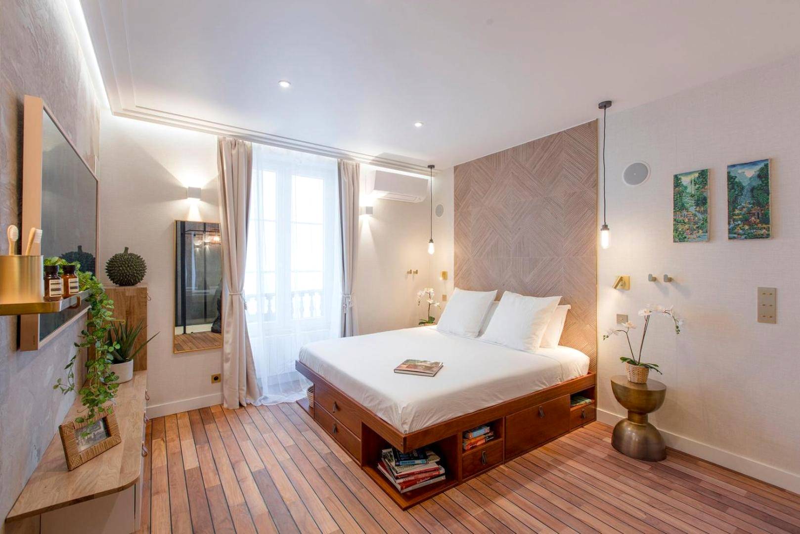 Lit double sur estrade en bois avec rangements - GuestReady - Oasis balinaise au cœur de Paris