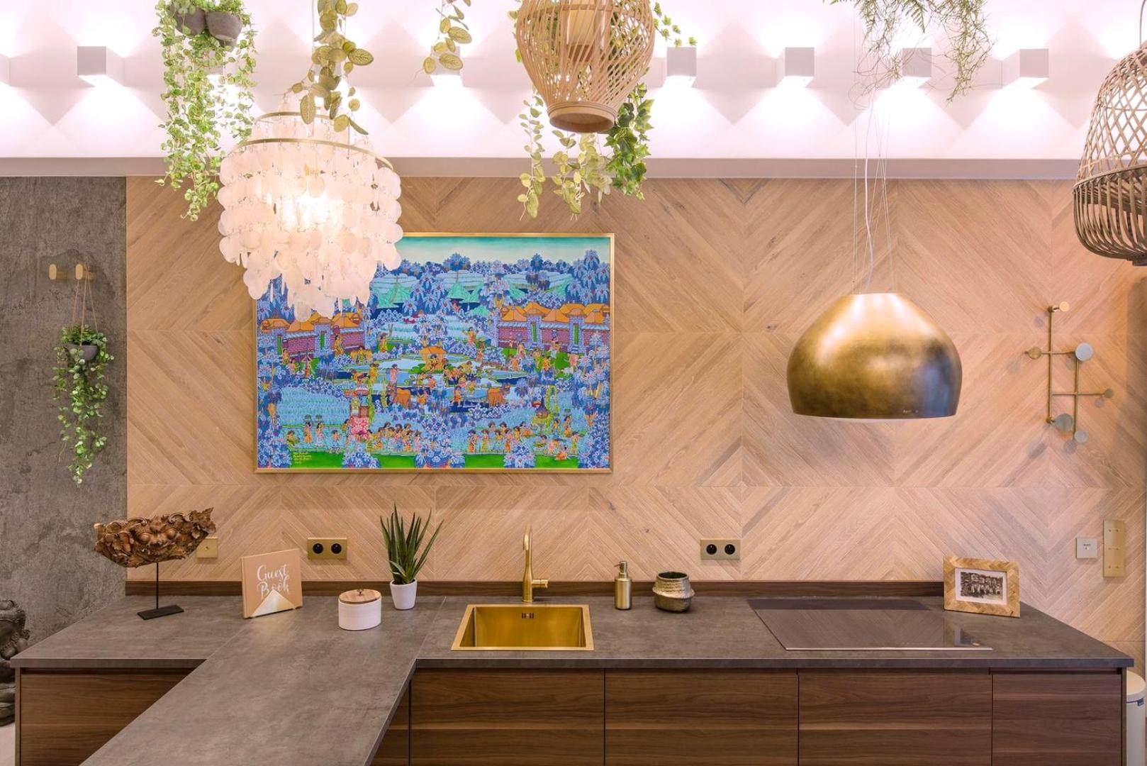 Cuisine moderne avec évier doré et tableau coloré - GuestReady - Oasis balinaise au cœur de Paris