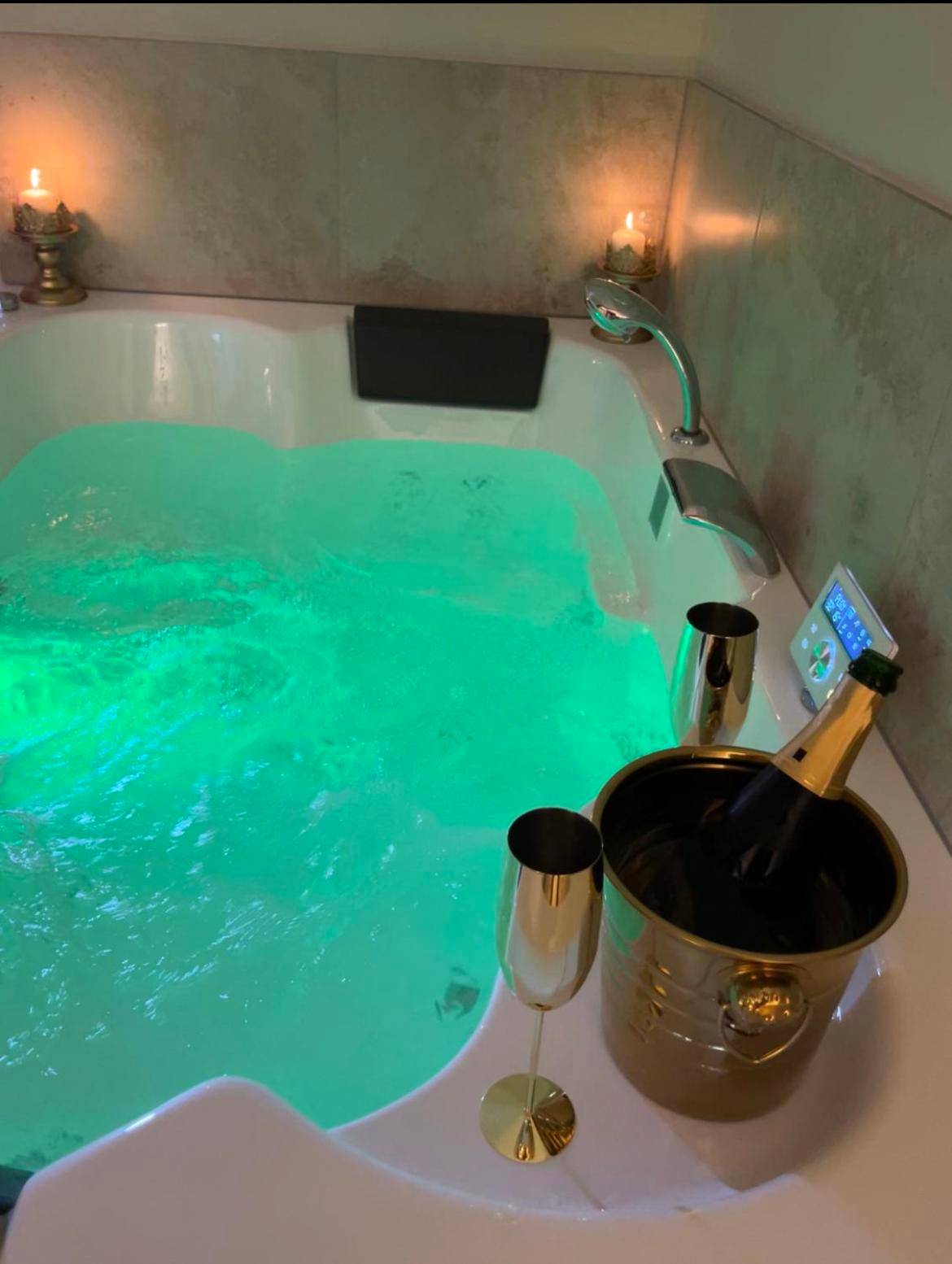 Jacuzzi avec luminothérapie et champagne - Love Room Bram - La Halte Louis XIII