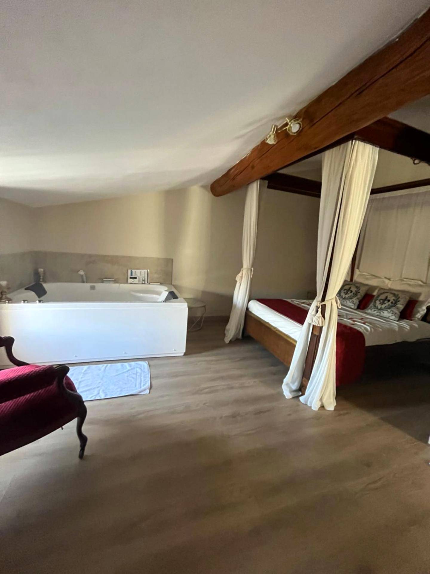 Suite avec lit à baldaquin et jacuzzi - La Halte Louis XIII