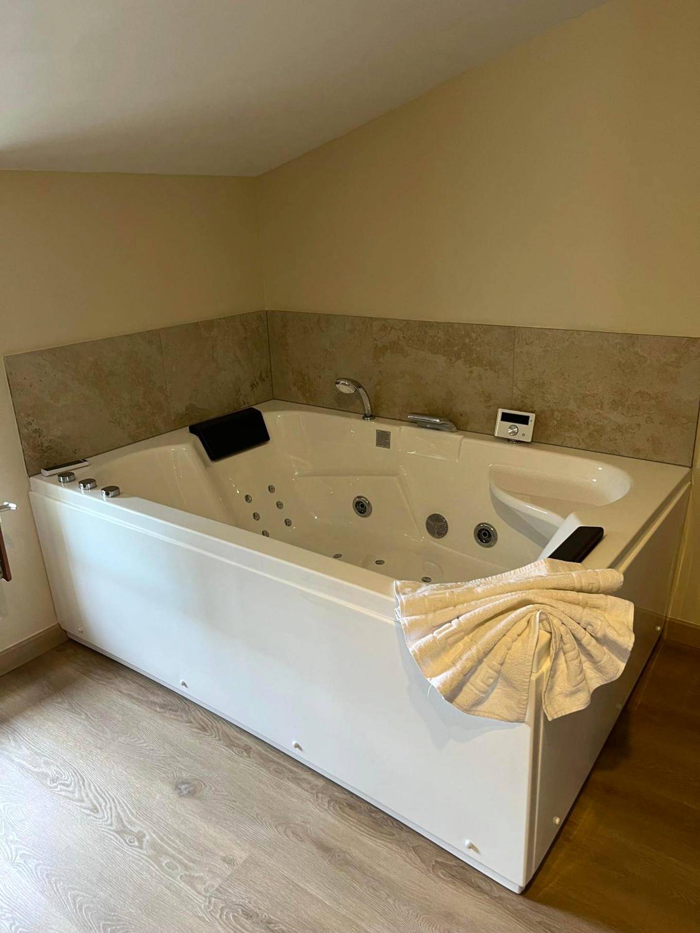 Baignoire balnéo double avec serviette - La Halte Louis XIII