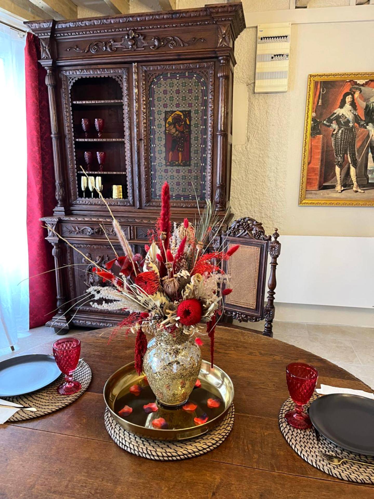 Table dressée et buffet ancien sculpté - La Halte Louis XIII