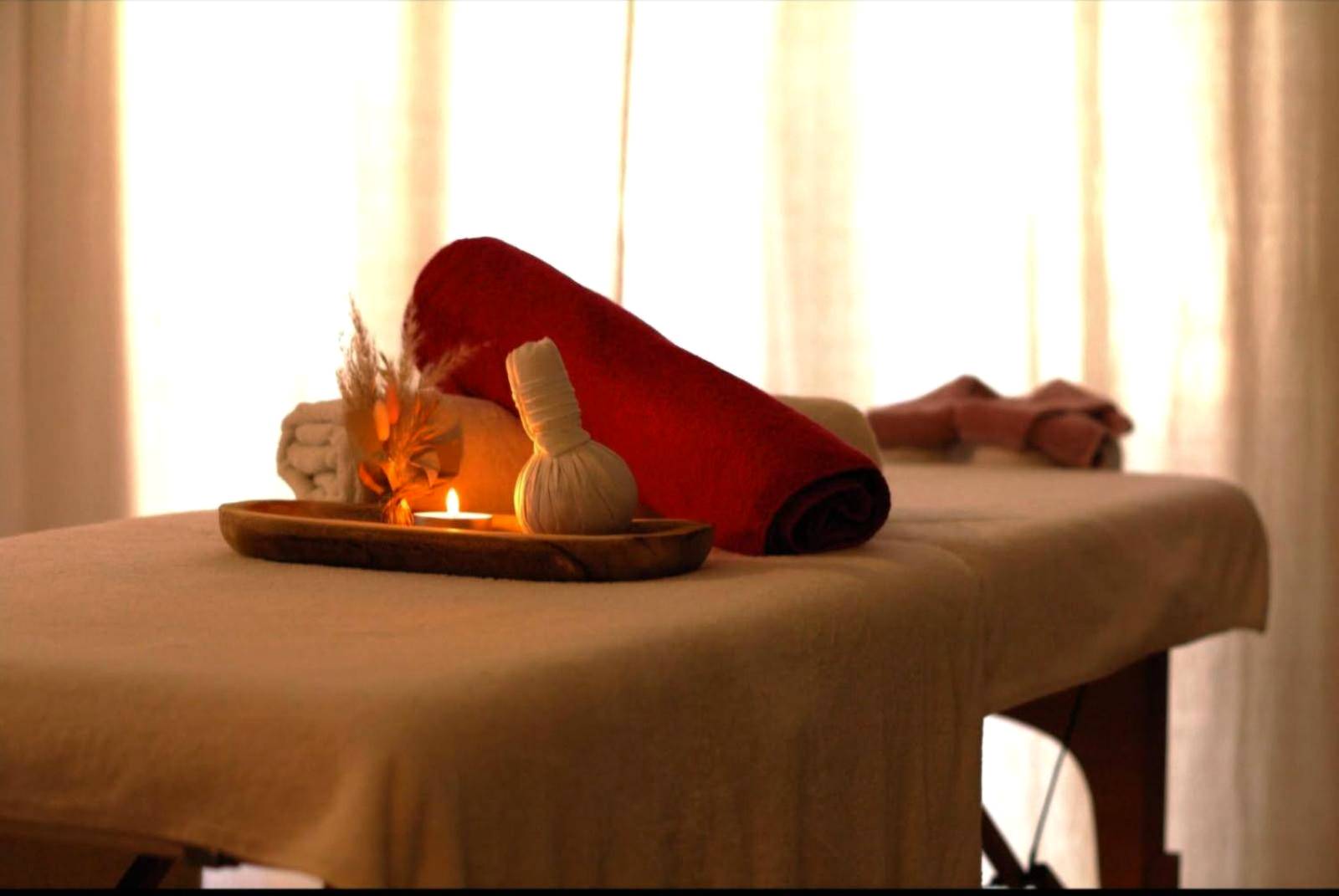Table de massage avec bougie et accessoires - La Halte Louis XIII