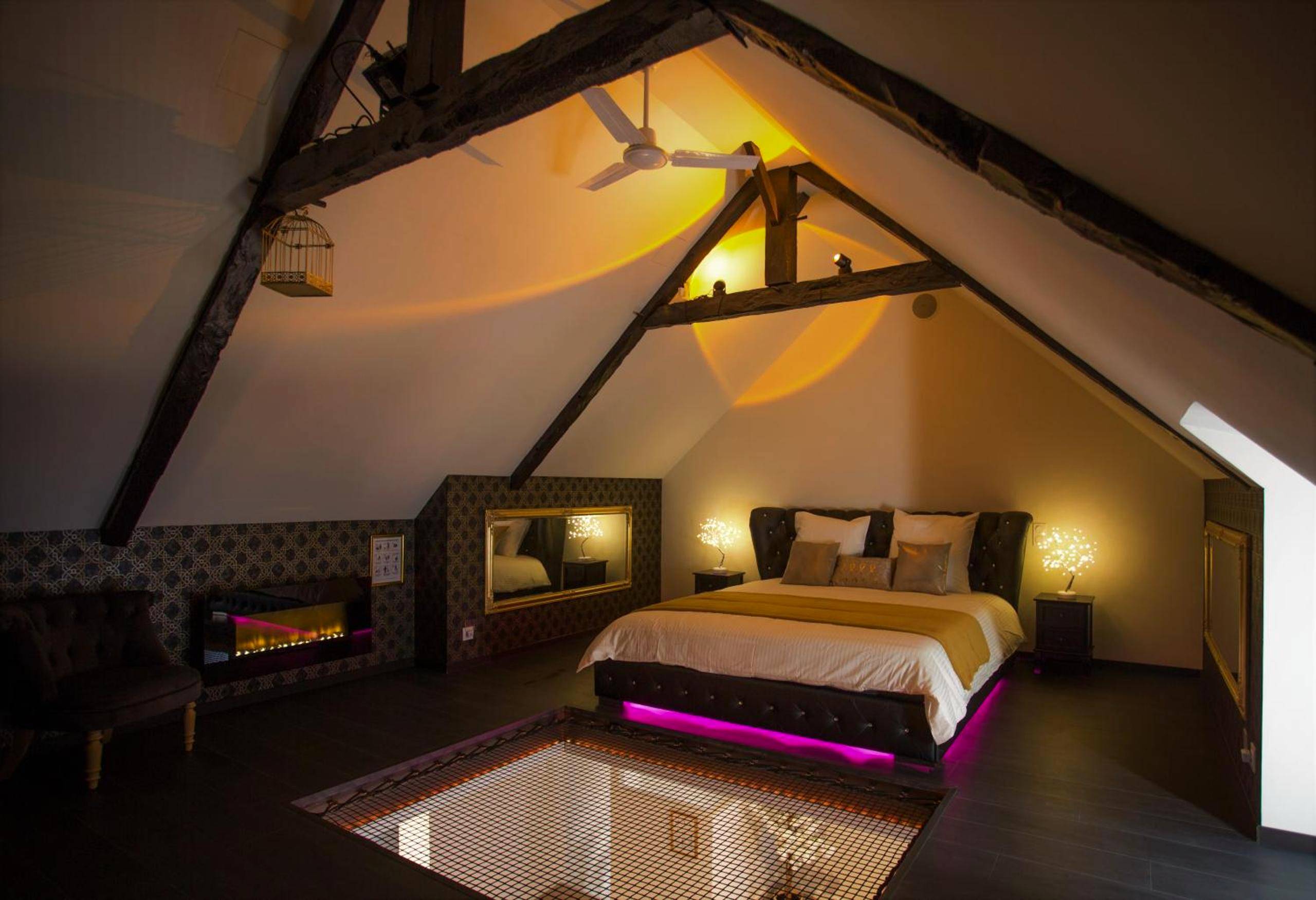 Chambre sous combles avec filet d'habitation - Love Room Pleslin - Trigavou - Harmonie Gîte et SPA
