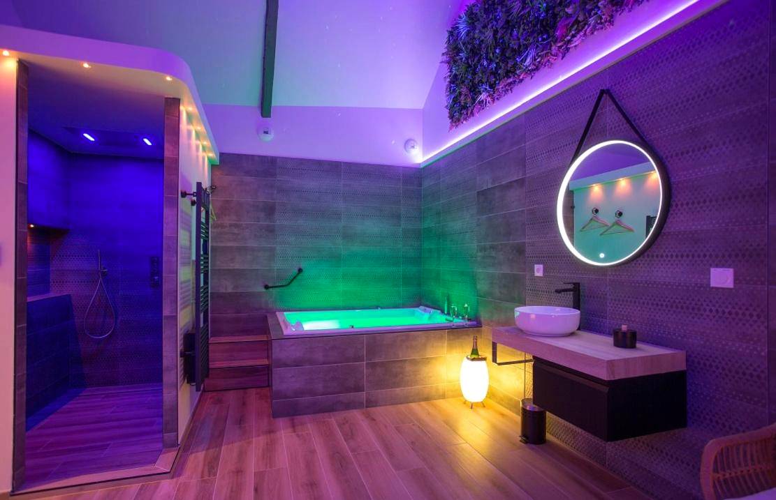 Jacuzzi privatif avec éclairage LED coloré - Harmonie Gîte et SPA