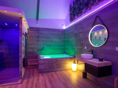 Jacuzzi privatif avec éclairage LED coloré - Harmonie Gîte et SPA