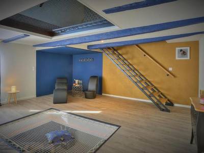 Salon avec fauteuils tantra et escalier design - Harmonie Gîte et SPA