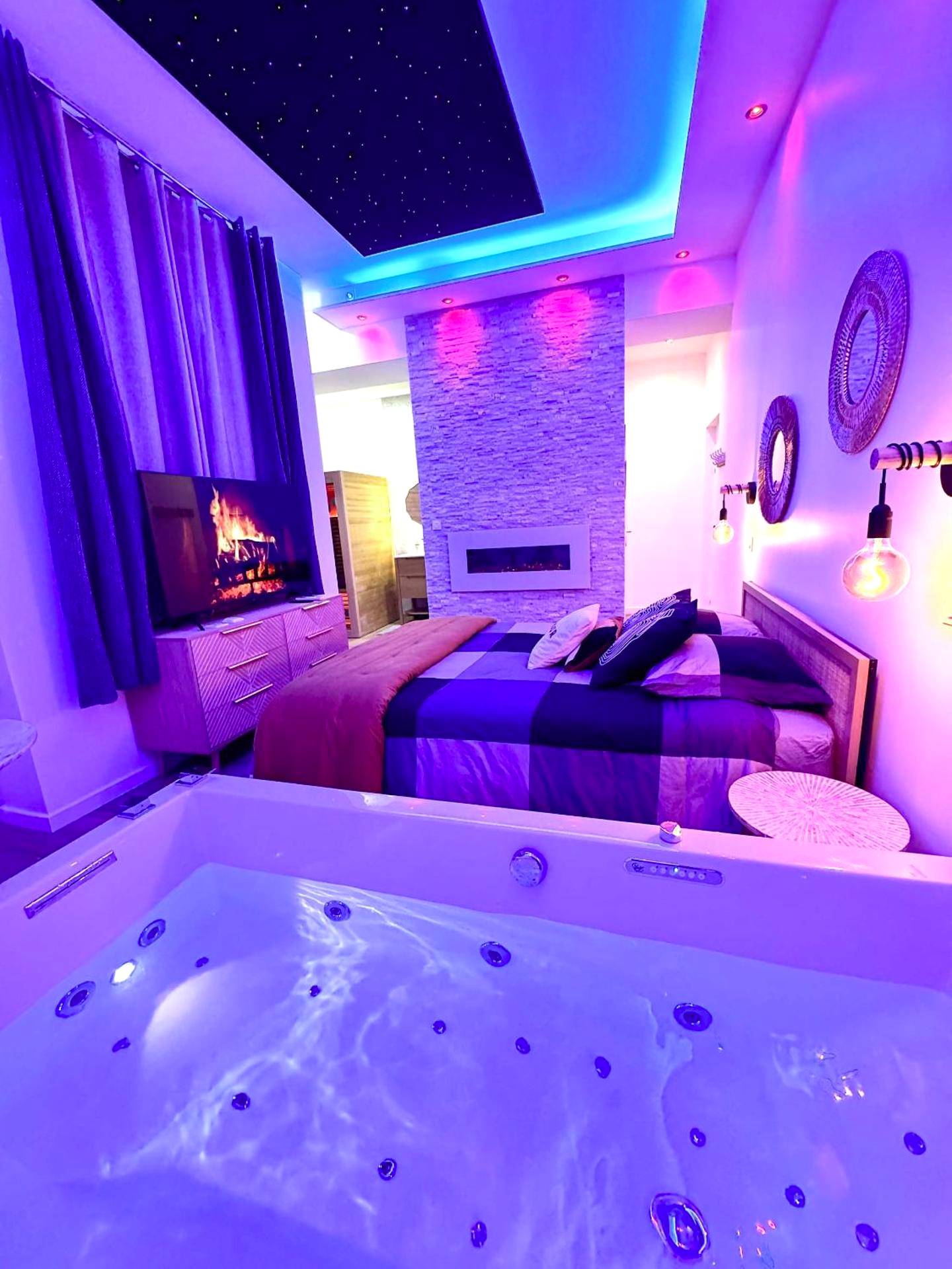 Jacuzzi privatif face au lit et à la cheminée - Love Room Dijon - Harmonie Spa
