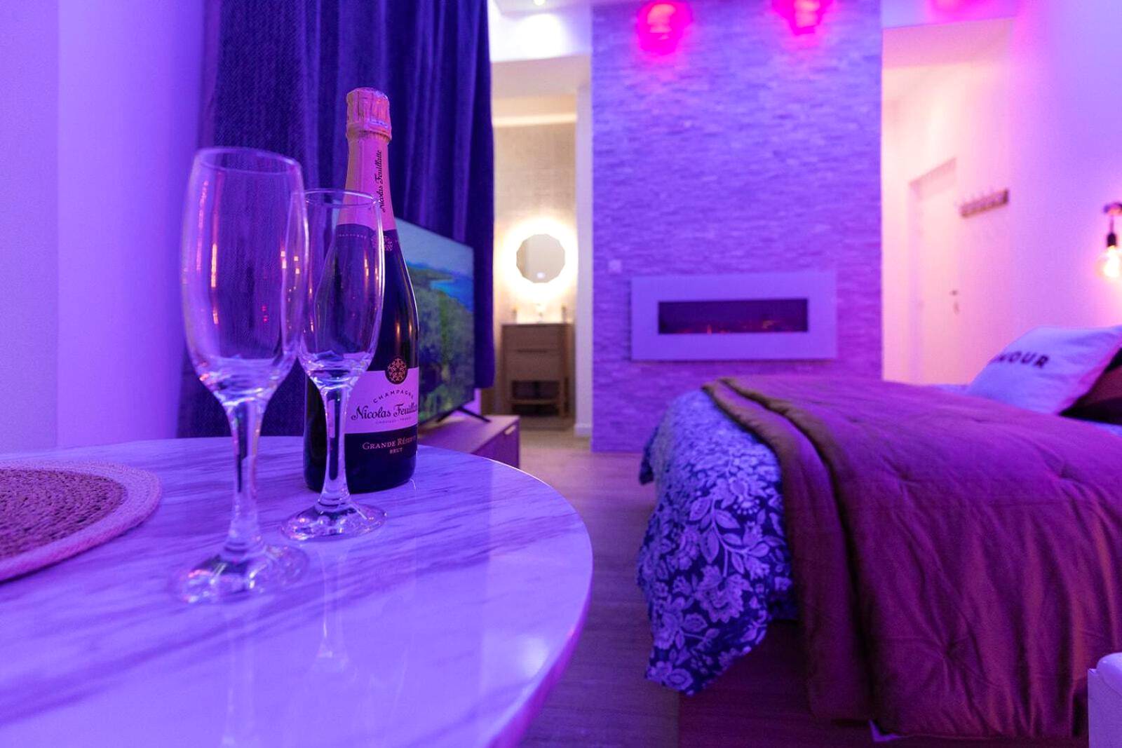 Bouteille de champagne et flûtes sur table - Harmonie Spa