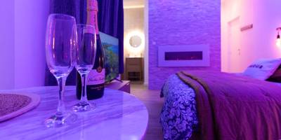 Bouteille de champagne et flûtes sur table - Harmonie Spa