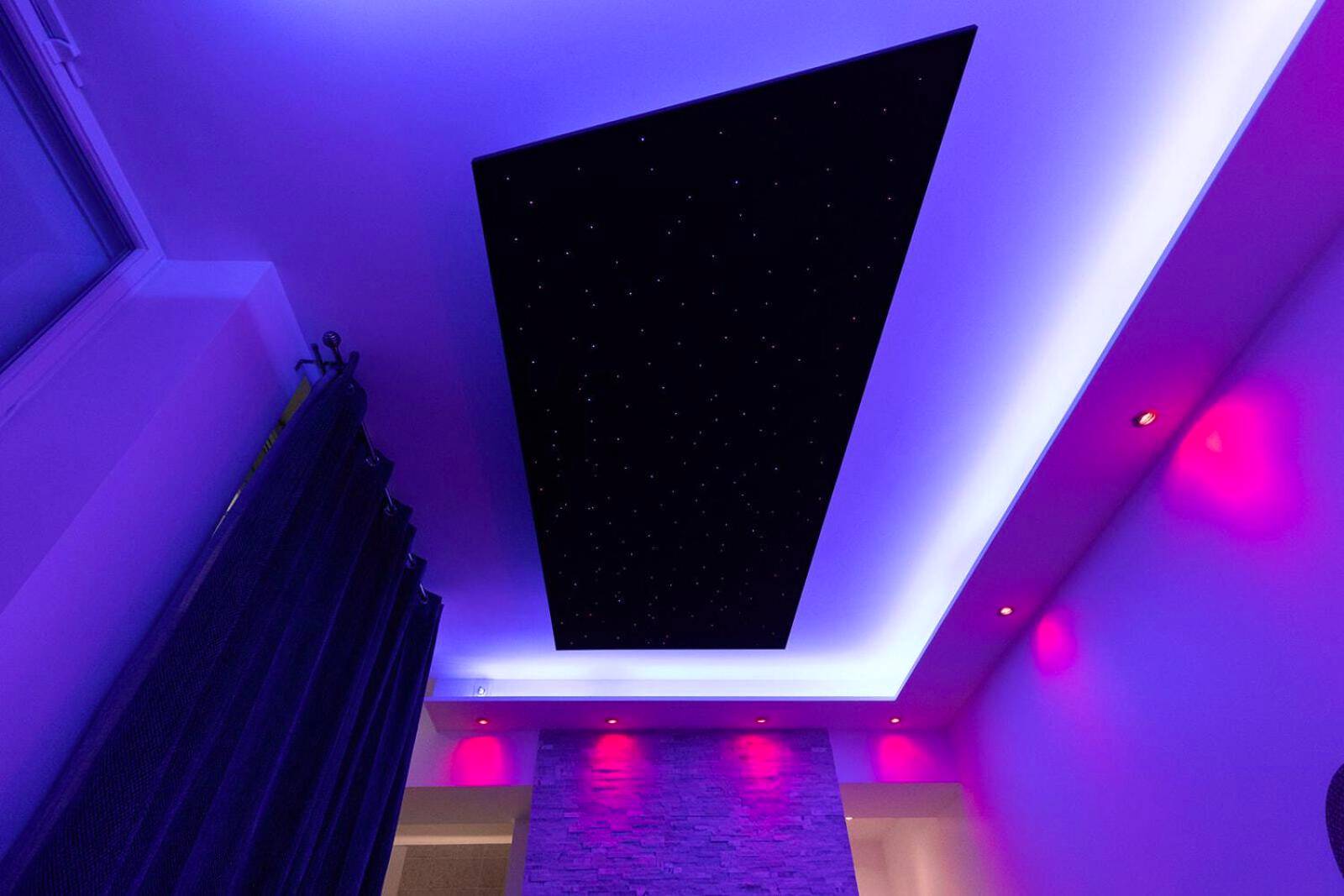 Plafond ciel étoilé avec éclairage LED bleu - Harmonie Spa