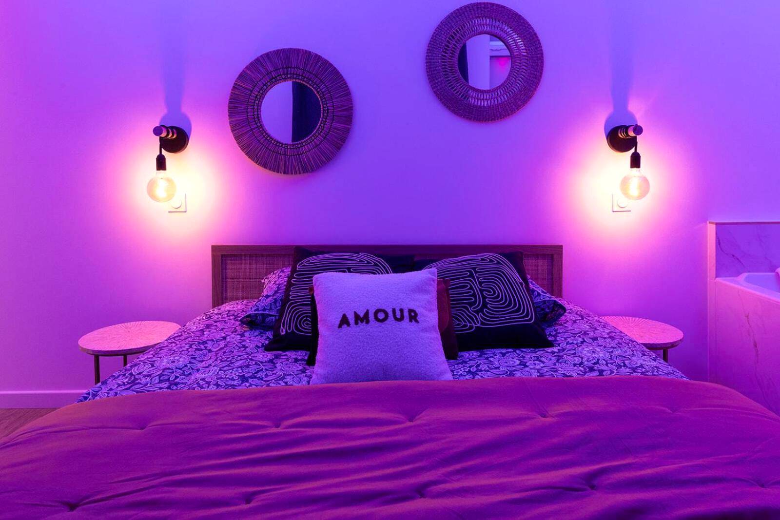 Lit double avec coussin Amour et miroirs ronds - Harmonie Spa
