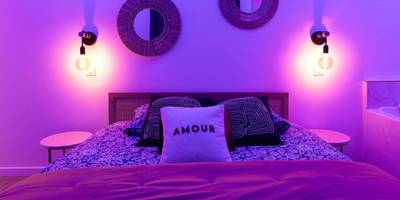 Lit double avec coussin Amour et miroirs ronds - Harmonie Spa