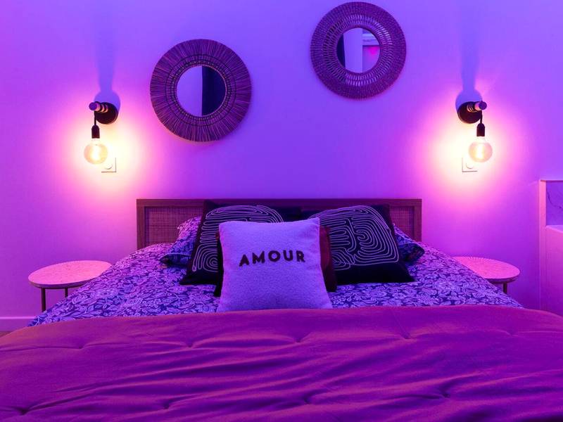 Lit double avec coussin Amour et miroirs ronds - Harmonie Spa