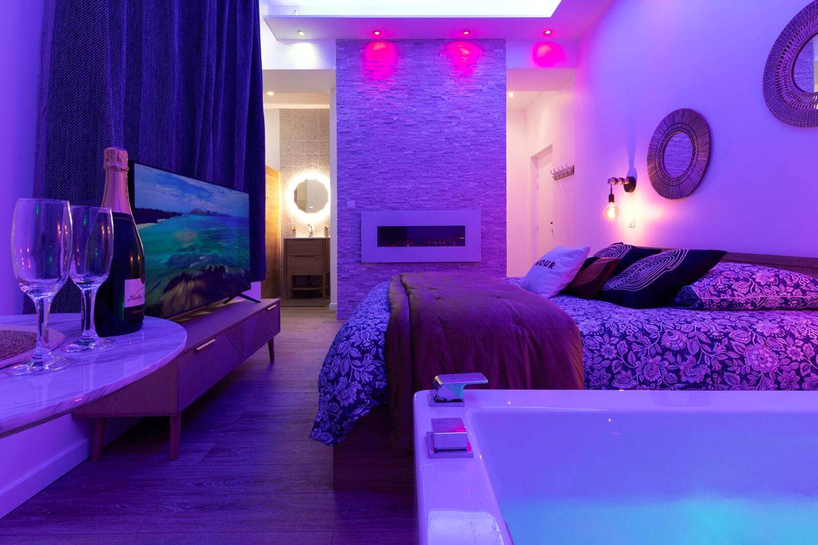 Vue d'ensemble avec jacuzzi, lit et télévision - Harmonie Spa