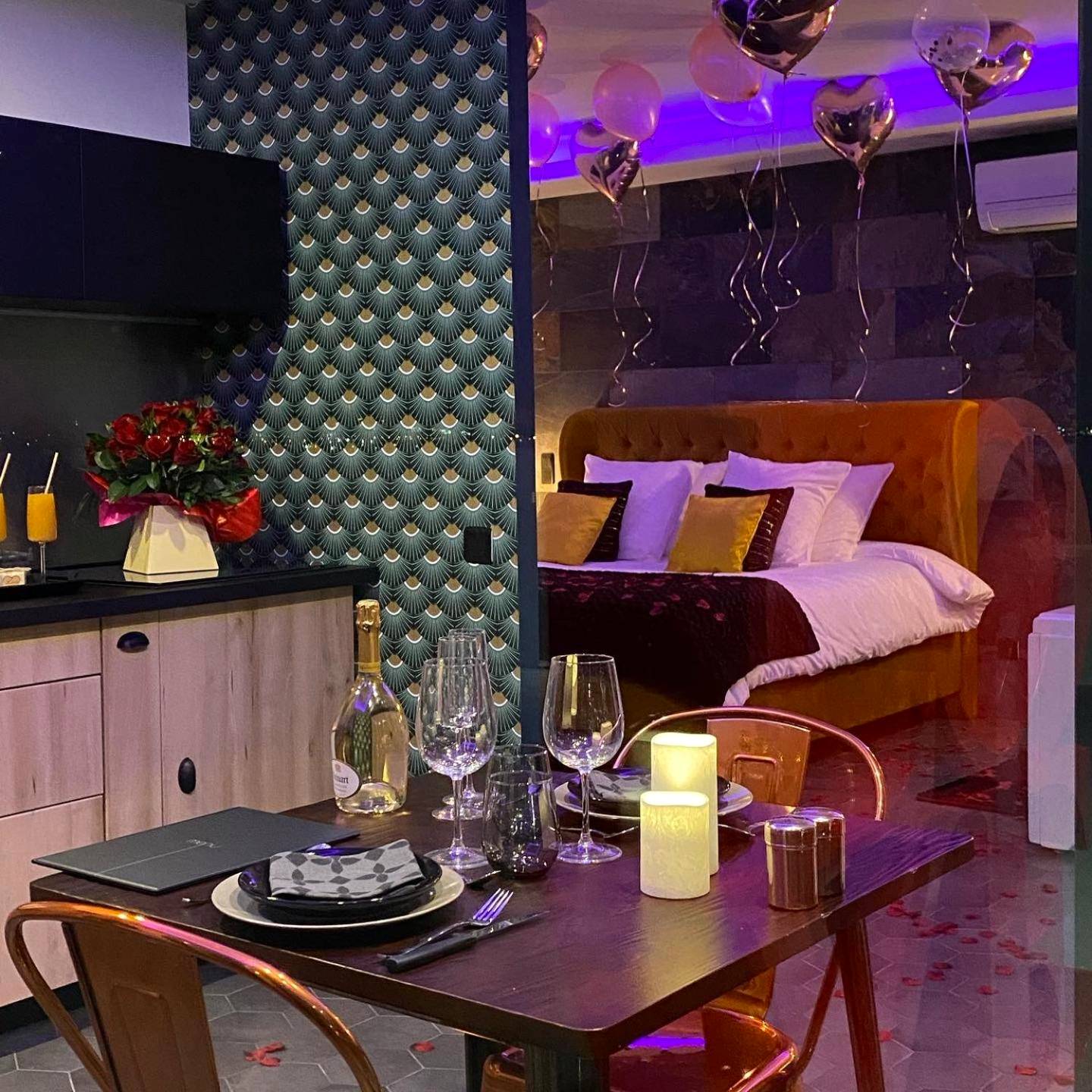 Table dressée et chambre avec ballons - Love Room Martigues - Les Hauts de Saint Jean - HDS Suite