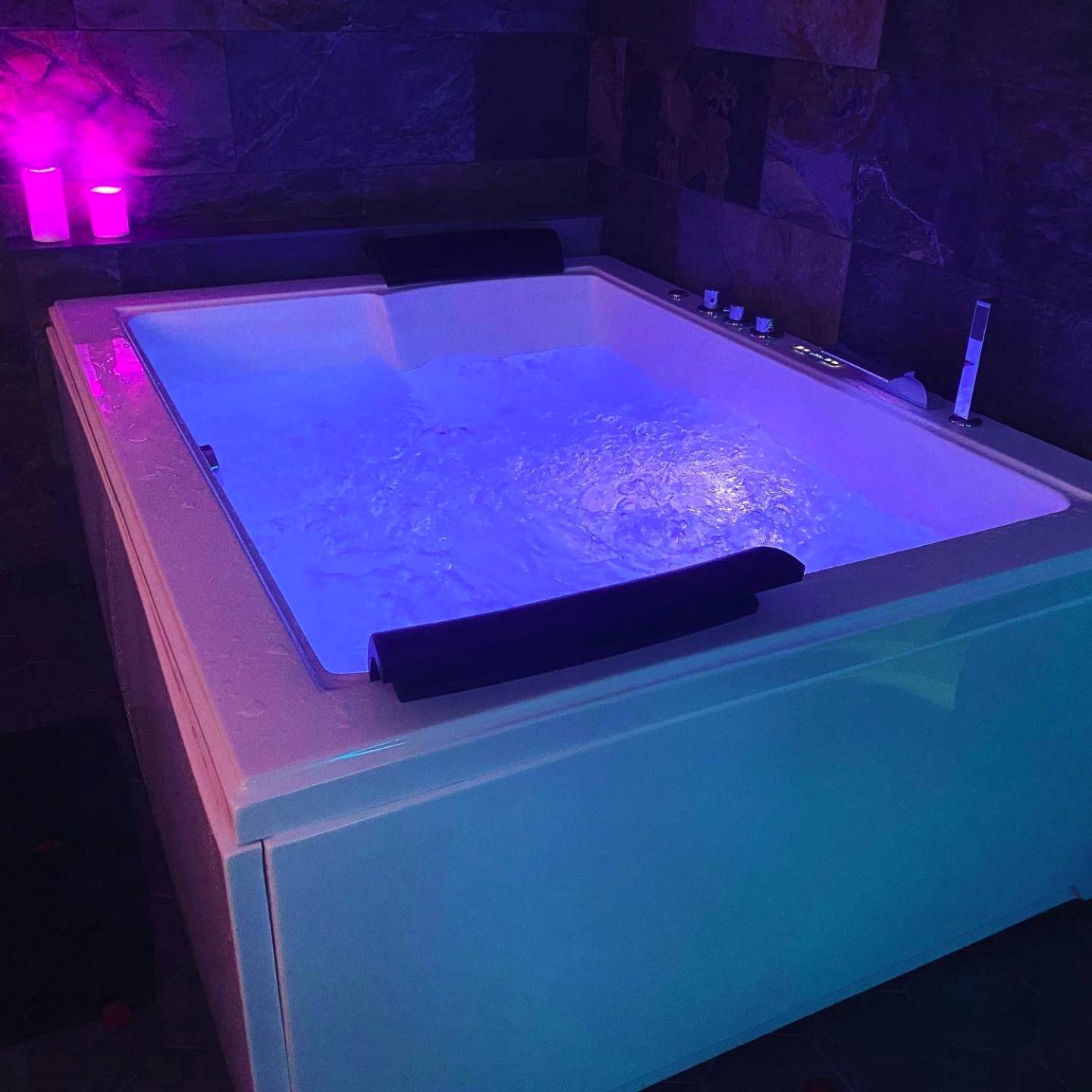 Jacuzzi privatif avec éclairage bleu - Les Hauts de Saint Jean - HDS Suite