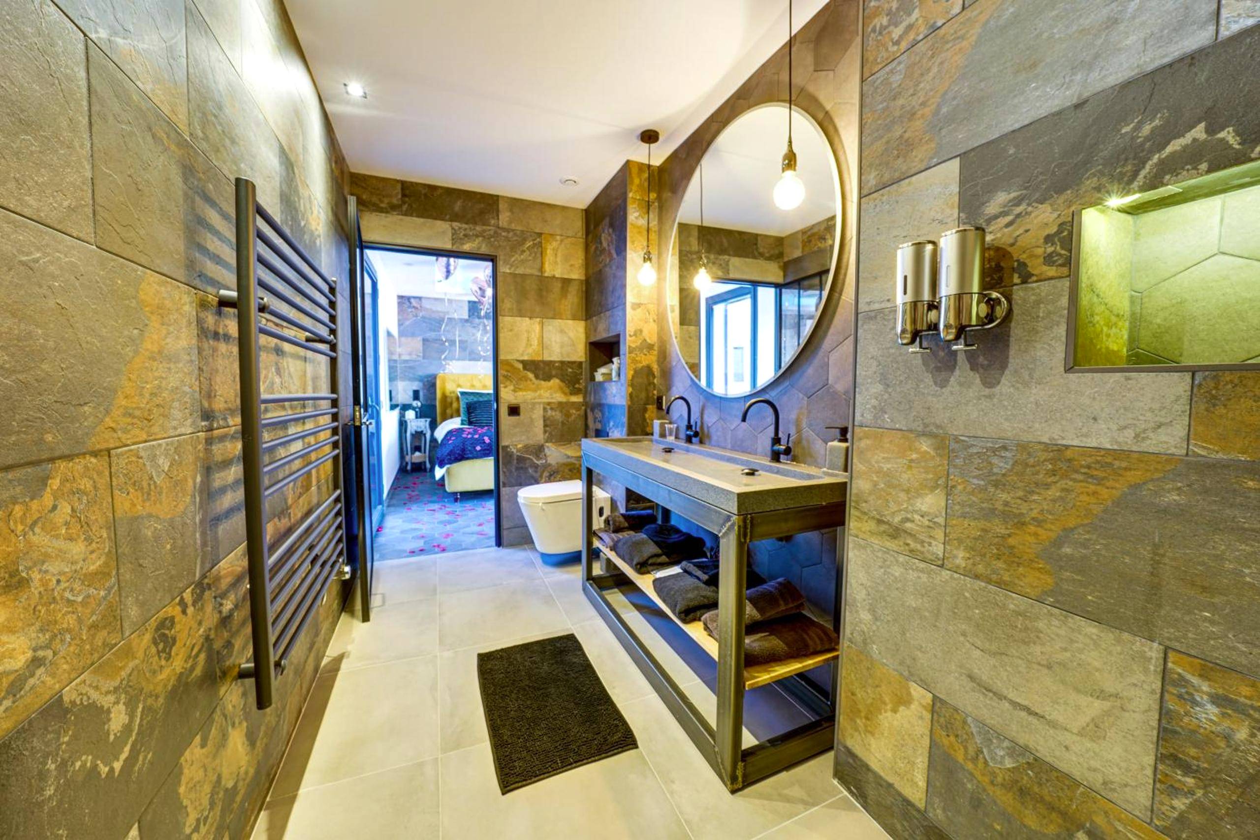 Salle d'eau design en pierre naturelle - Les Hauts de Saint Jean - HDS Suite