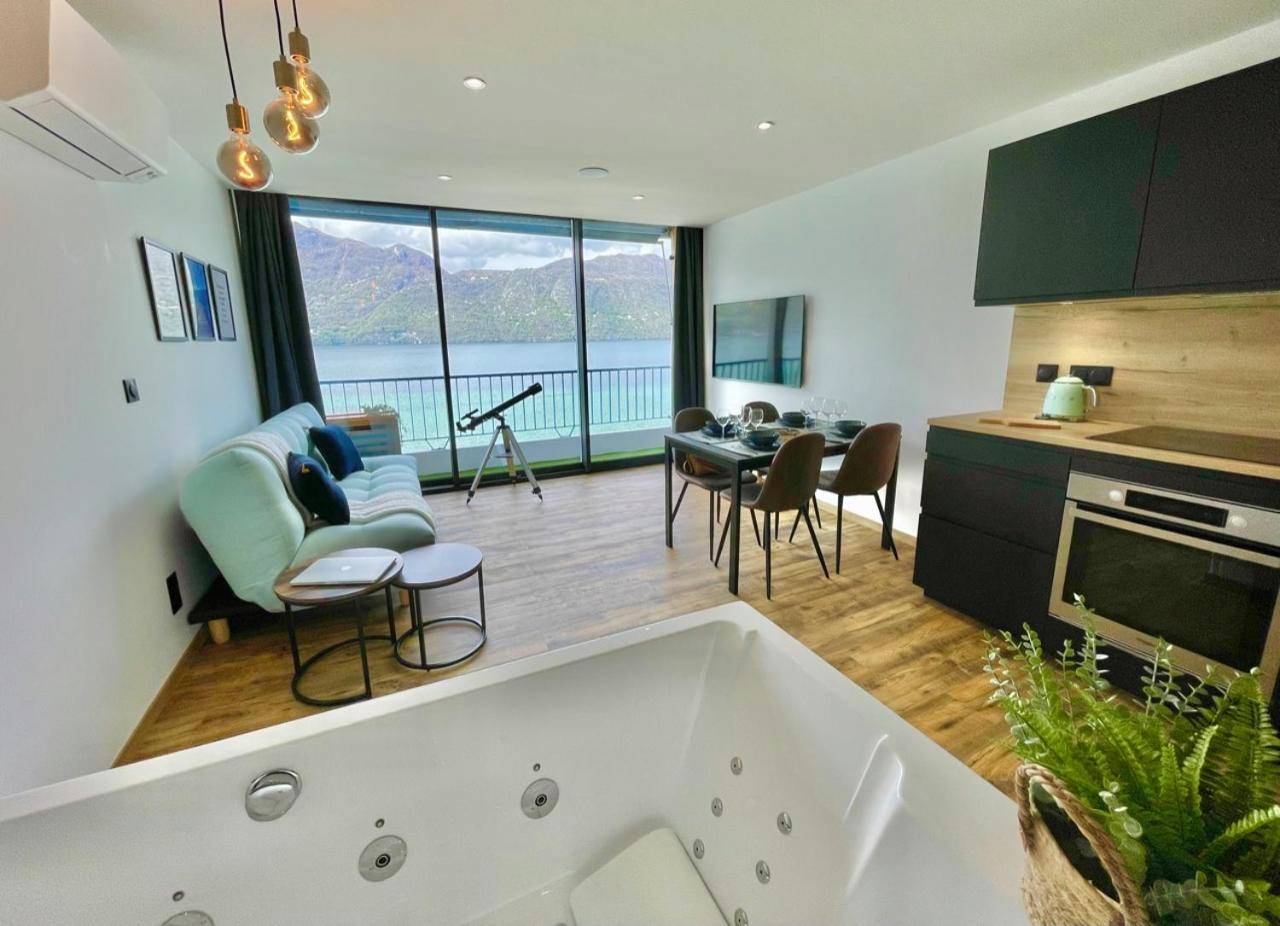 Séjour avec vue lac et baignoire balnéo - Love Room Tresserve - Havana - La Bonne étoile - vue lac