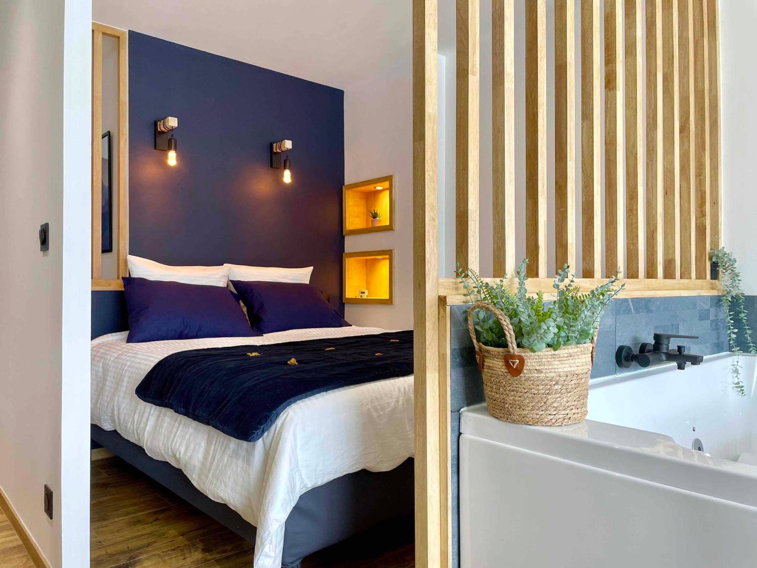 Chambre avec lit double et baignoire attenante - Havana - La Bonne étoile - vue lac