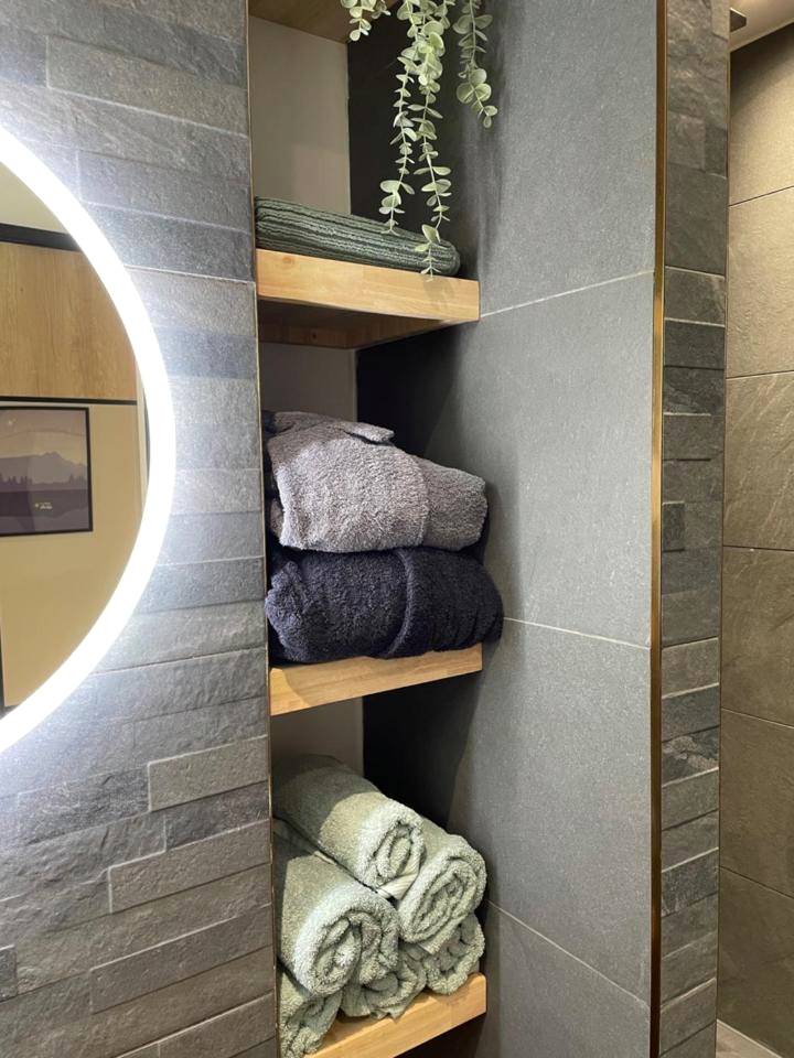 Étagères avec peignoirs et serviettes de bain - Havana - La Bonne étoile - vue lac