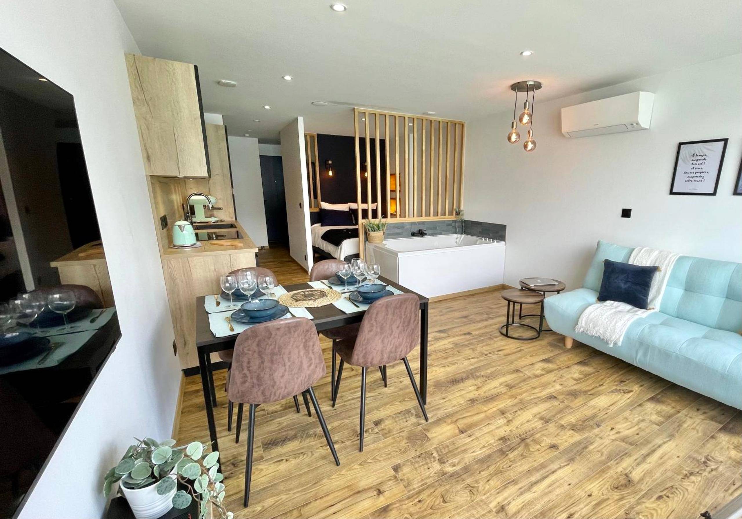 Espace de vie ouvert avec coin repas et salon - Havana - La Bonne étoile - vue lac