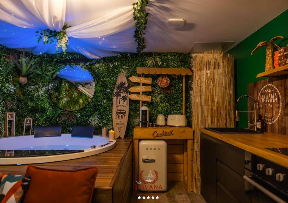 Espace cuisine et bar avec jacuzzi intégré - Loft "Havana Spa" Cuba Jacuzzi Sauna Bar à cocktails