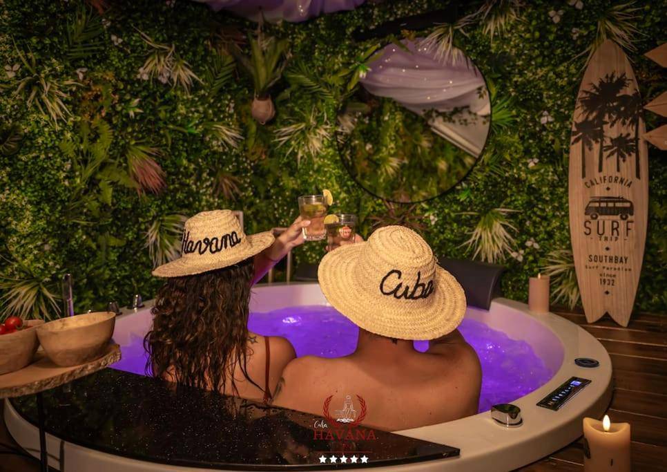 Photo du logement - Loft "Havana Spa" Cuba Jacuzzi Sauna Bar à cocktails - Saint - Étienne