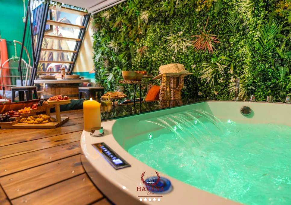 Jacuzzi éclairé en vert avec cascade d'eau - Loft "Havana Spa" Cuba Jacuzzi Sauna Bar à cocktails