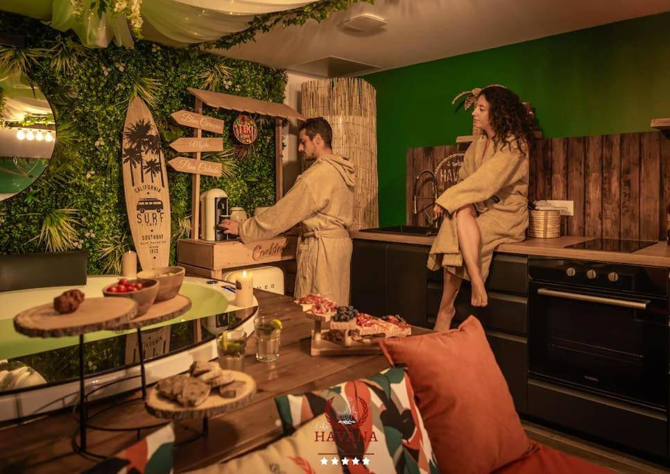 Cuisine équipée et coin repas avec planches - Loft "Havana Spa" Cuba Jacuzzi Sauna Bar à cocktails