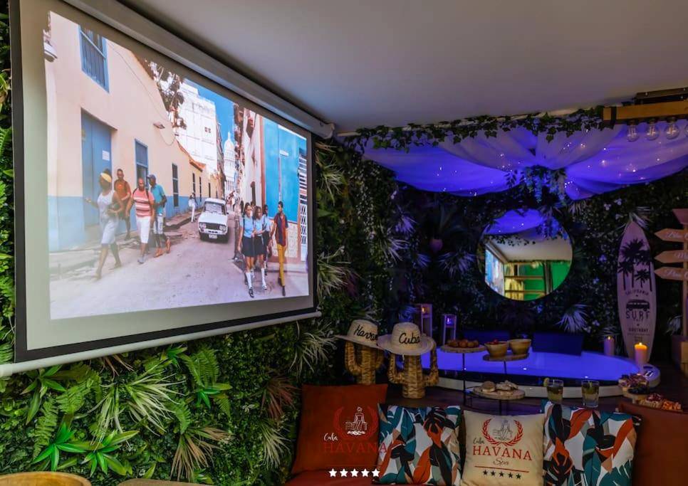 Écran de vidéoprojection dans salon tropical - Loft "Havana Spa" Cuba Jacuzzi Sauna Bar à cocktails