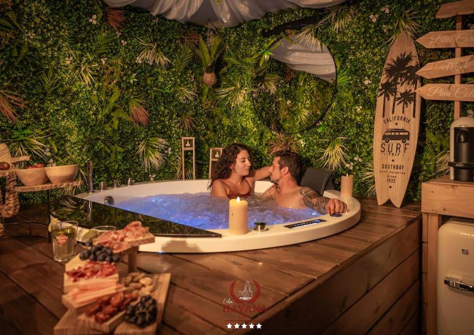 Photo du logement - Loft "Havana Spa" Cuba Jacuzzi Sauna Bar à cocktails - Saint - Étienne