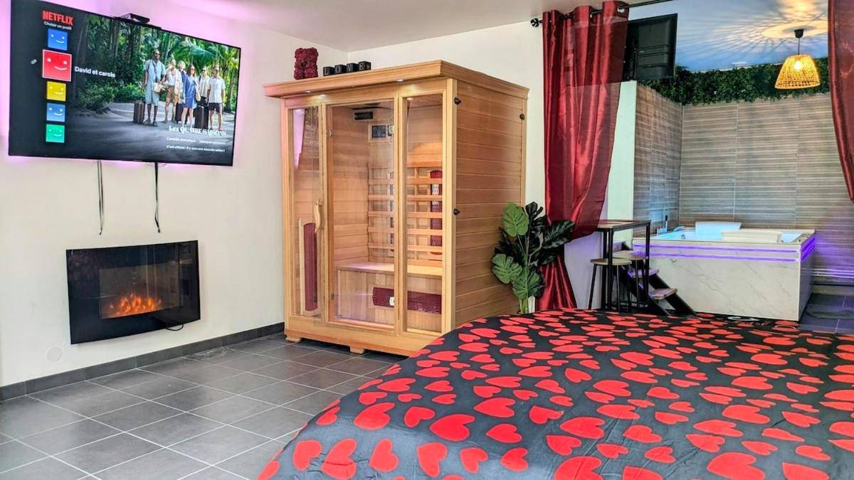 Sauna infrarouge, cheminée et écran géant - Love Room Le Havre - Le Havre d'évasion