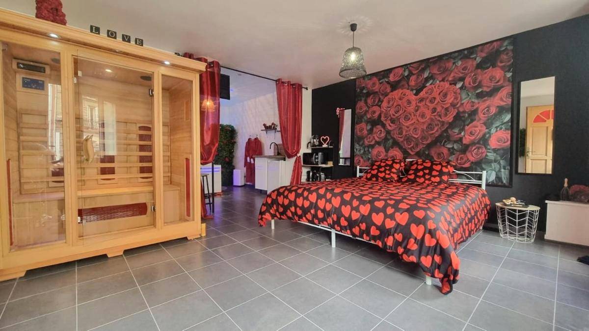 Lit double avec parure cœurs et sauna - Le Havre d'évasion