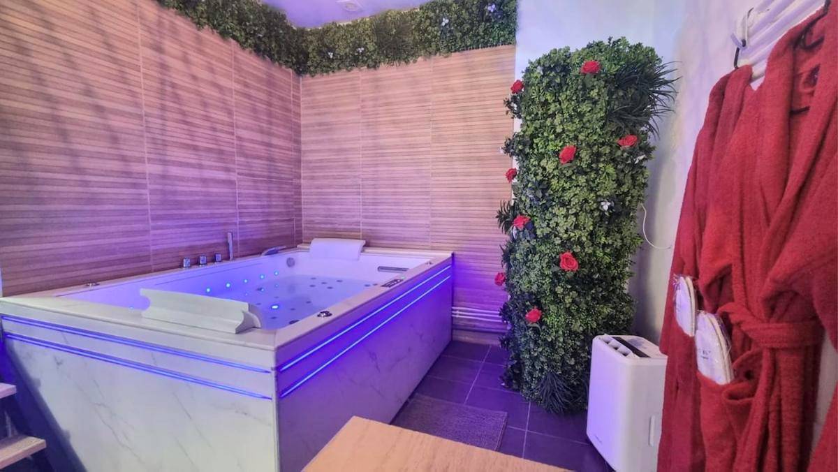 Baignoire balnéo lumineuse et mur végétal - Le Havre d'évasion