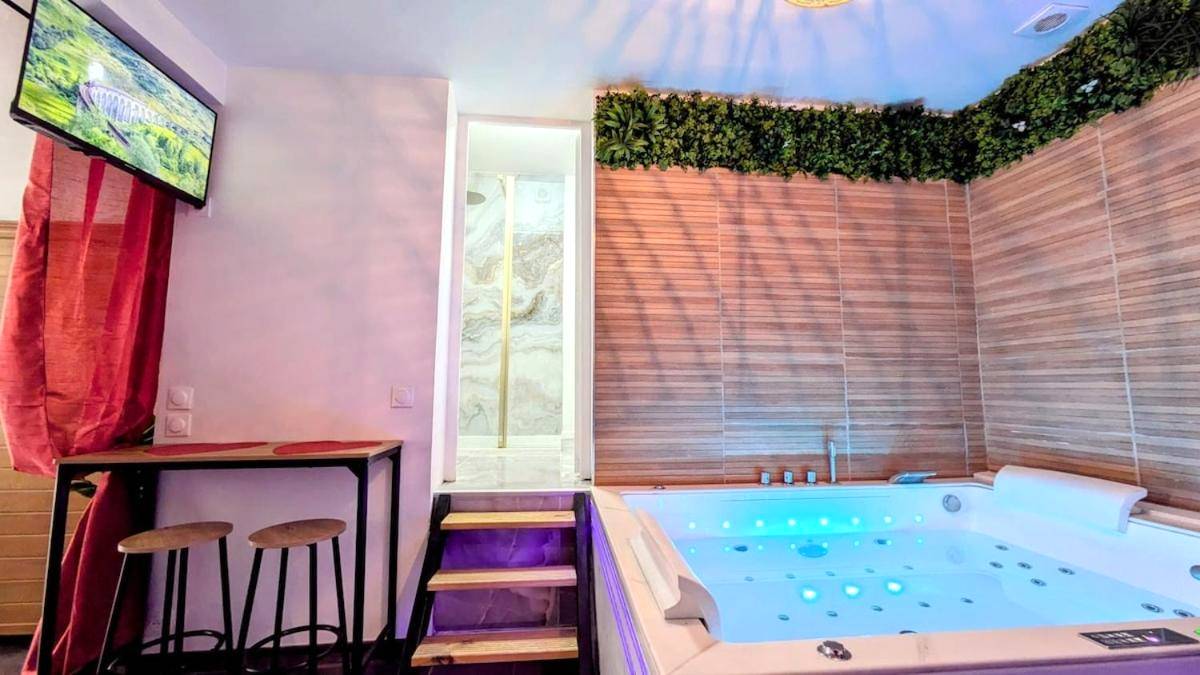 Jacuzzi privatif éclairé et coin repas - Le Havre d'évasion