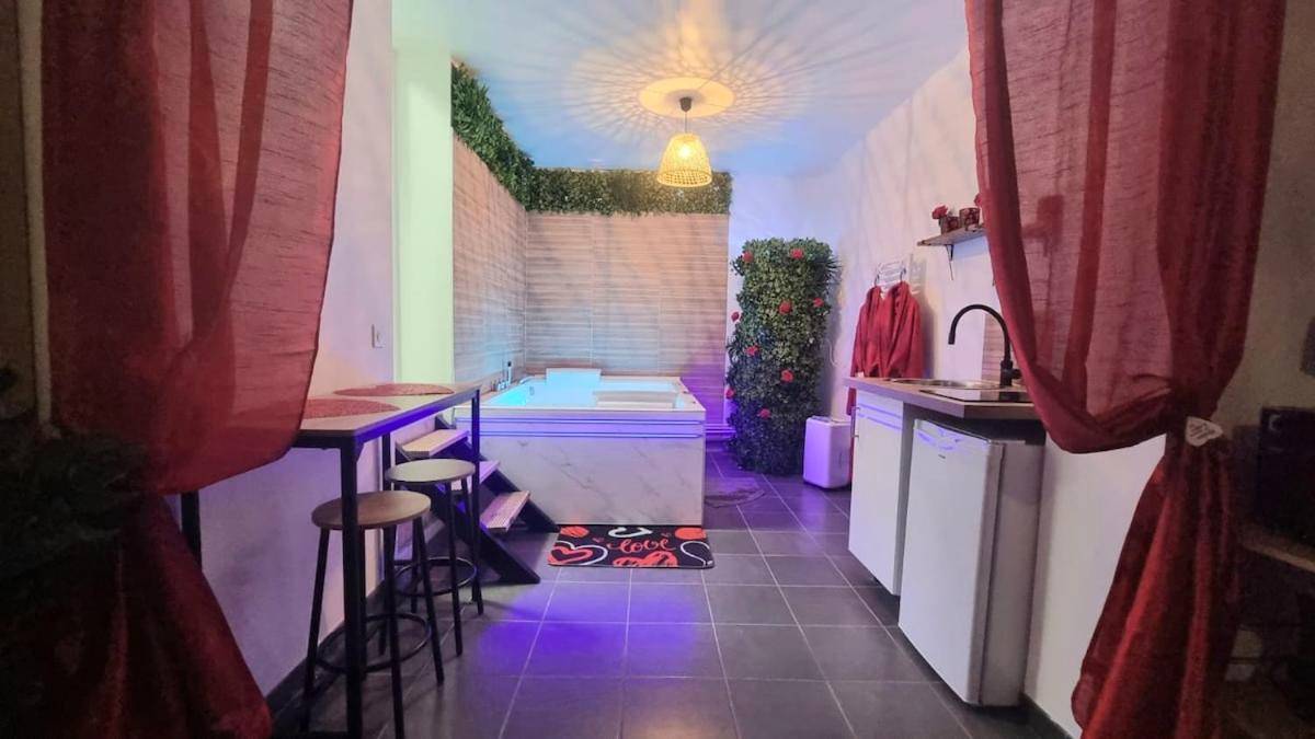 Espace détente avec jacuzzi et kitchenette - Le Havre d'évasion